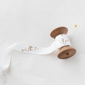 AVEC LOVE Calligraphie métallique feuille d'or imprimée sur un ruban tissé blanc doux • 5/8 po.