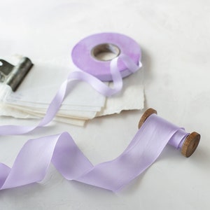 Cinta charmeuse de seda teñida a mano con corte al bies color morado lavanda • 1/2" • 5/8" • 1" • 1.5" • 2.5"
