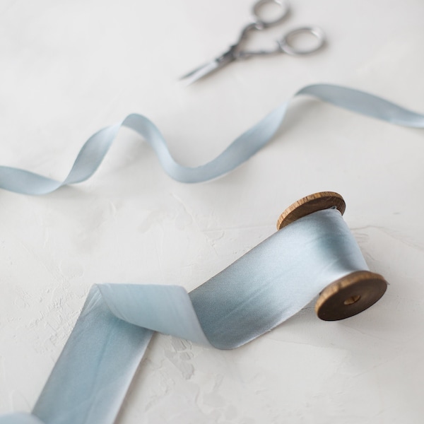 Ruban en charmeuse de soie bleu gris teint en biais, coupé en biais et teint à la main • 1/2 po. • 5/8 po. • 1 po. • 1,5 po.