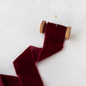 Nastro di velluto con bordo sfilacciato rosso vino bordeaux • 2" (3 iarde)