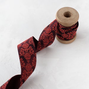 Nastro floreale barocco rosso bordeaux intenso leggermente rinforzato • 1,5"