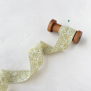 Ruban jacquard tissé effet miroir floral vert sauge + crème • 1,25 po.