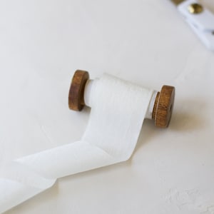 Cremefarbenes, gefaltetes Kunstseideband • 1/2"• 1"• 1.5"_(1,5") • 2.5""