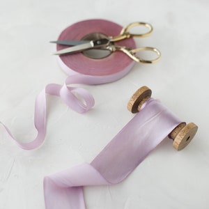 Ruban en charmeuse de soie violet lilas coupé en biais teint à la main • 1/2 po. • 5/8 po. • 1 po. • 1,5 po. • 2,5 po.