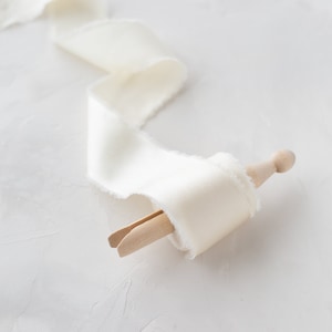 Ivoor crème charmeuse met gerafelde rand van nepzijden • 1,5"