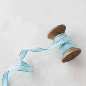 Fita de algodão italiana com borda metálica azul suave + água • 3/8"