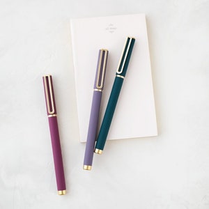 Conjunto de canetas hidrográficas de tinta preta com toque suave e tons ricos com detalhes em ouro metálico • Vinho Berry + Verde Spruce + Roxo Dusty