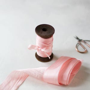 Nastro di seta Habutai tinto a mano rosa tenue • 1/8" • 1/4" • 1/2" • 1,25"