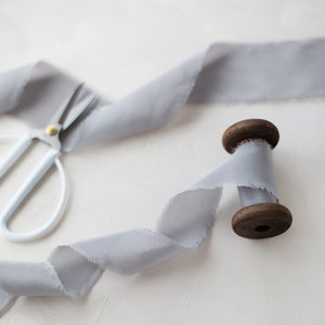 Nastro di seta crepe de chine con bordo sfilacciato tinto a mano, grigio argento peltro • 5/8" • 1,25" • 2"