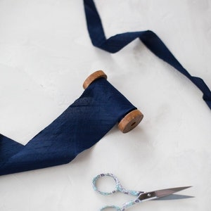 Cinta de seda dupioni azul marino cortada al bies • 3/4" • 2"