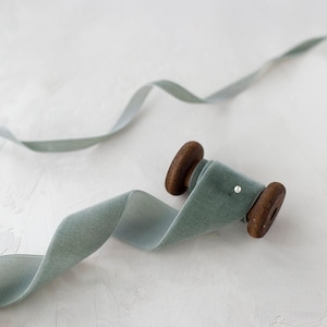 Ruban velours suisse gris jade estompé • 1/8 po. • 1/4 po. • 3/8 po. • 5/8 po. • 7/8 po. • 1,5 po. • 2 po.