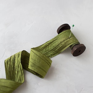 Mosgroen glinsterend gekreukt taftlint • 1,5&quot;