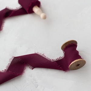 Nastro in chiffon di seta sintetica con bordo sfilacciato Berry Wine • 1,5"