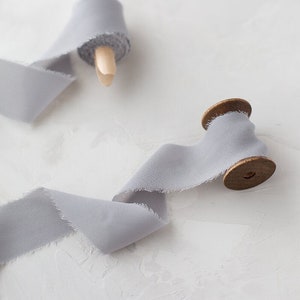 Zacht grijs gerafelde rand lint van imitatiezijde van chiffon • 1,5" • 5 yards op houten pin