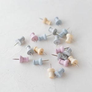 50 PCS Colorful Push Pin with Wooden Clips, Durable Wooden Push Pins,  Decorative Pushpins Tacks Thumbtacks, Tacks for Cork Board Artworks Notes  Photos, Craft Projects, Offices and Homes (8 Colors) : 