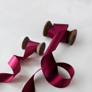 Nastro di raso bifacciale lucido color vino di bacche • 7/8" • 1-1/2"