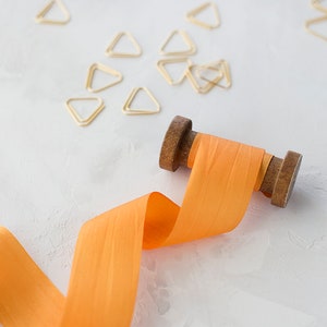 Fita de seda Habutai tingida à mão em laranja • 1/4&quot; • 1/2&quot; • 1,25&quot;