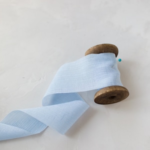 Fita de chiffon amassada em mistura de algodão azul suave • 2"