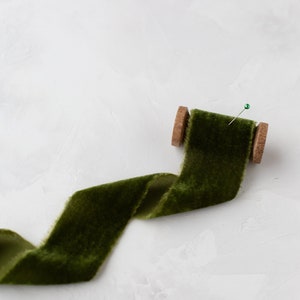Olivgrünes Moosgrünes Samtband mit ausgefranstem Rand (3 Meter) • 3,25 "• 2"