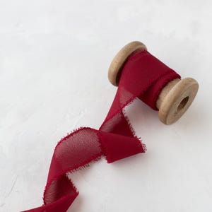 Nastro in chiffon di seta sintetica italiana con bordo sfrangiato rosso bordeaux • 1" • 1,5"