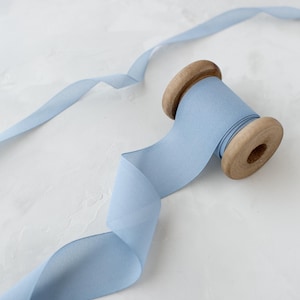 Staubig blau-graues italienisches Chiffonband