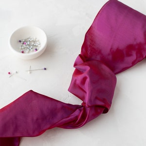 Ruban légèrement torsadé irisé framboise foncée taffetas français • 5 po.