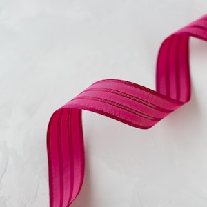 Fuchsiaroze gestikte streep Frans licht getailleerd lint • 1,5" • BTY