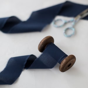 Nastro di seta crepe de chine con bordo sfilacciato tinto a mano blu navy • 5/8" • 1,25" • 2"
