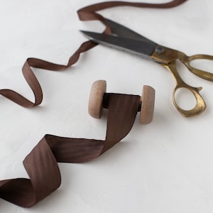 Donkerchocoladebruin handgeverfd habutai-zijden lint • 1/4" • 1/2" • 1,25"