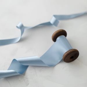 Staubiges, blaugraues Satinband: Samtweich, Japanisch • 3/3 • 1/4 • 3/8 • 3/2 • 5/8 • 3/4 • 2.5 • 2.5 • 75 “