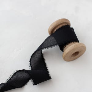 Cinta de gasa de seda sintética italiana con borde deshilachado y flecos negros • 1" • 1.5"