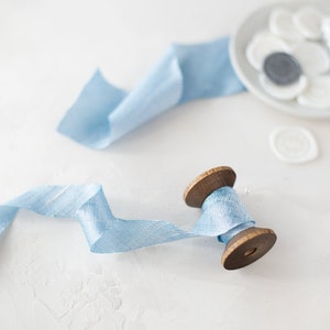 Fita de seda Dupioni com corte enviesado azul gelo • 3/4" • 2"