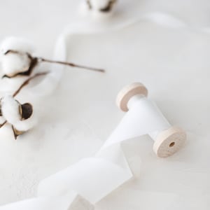 Nastro di seta bianco tagliato in sbieco: tinto a mano, bordo grezzo • 1/2" • 5/8" • 1" • 1,5" • 2,5" • 4"