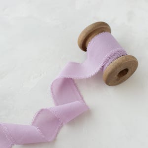 Ruban italien violet lilas effiloché en mousseline de soie à franges • 1 po. • 1,5 po.
