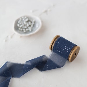 Ruban de soie crêpe georgette bleu marine et argent métallisé à petits pois teints à la main à bord effiloché • 1,25 po.