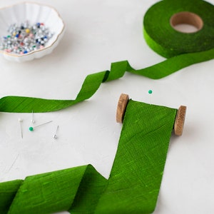 Nastro di seta dupioni tagliato in sbieco verde intenso • 3/4" • 2"