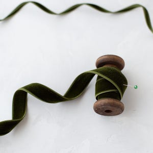 Dunkelgrünes Moosgrünes doppelseitiges japanisches Rayon-Samtband • 1/8 "• 1/4" • 3/8" • 1/2" • 3/4" • 2" • 1.5" • 1-7 / 8"