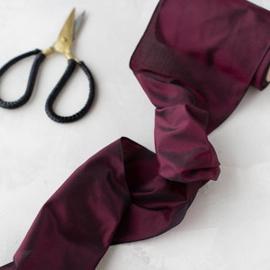 Ruban légèrement torsadé noir et bordeaux irisé taffetas • 1,5 po. • 5 po.