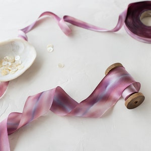 Cinta charmeuse de seda teñida a mano con corte al bies, color morado ciruela polvoriento y violeta jaspeado • 1/2" • 5/8" • 1" • 1,5" • 2,5"