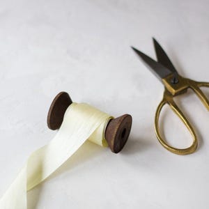 Botercrème habutai-zijden lint: handgeverfd, geweven rand • 1/8&quot; • 1/4&quot; • 1/2&quot; • 1,25&quot; • 2&quot;