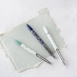 Ensemble de stylos à bille à fleurs vert sauge et bleu marine à encre noire et rehaussés d'argent