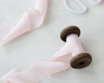 Blozen roze handgeverfde gerafelde rand crêpe de Chine zijden lint • 5/8" • 1,25" • 2"