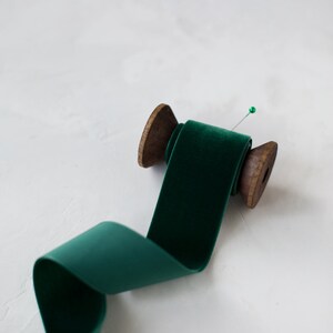 Smaragdgrünes Samtband • 3/8 • 3/4 • 3/8 • 5/8 • 7/8 • 4.5 • 2.3cm