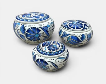 Ręcznie wykonany zestaw ceramicznych pudełek na drobiazgi, 3 niebieskie miseczki z kwiatowymi pokrywkami
