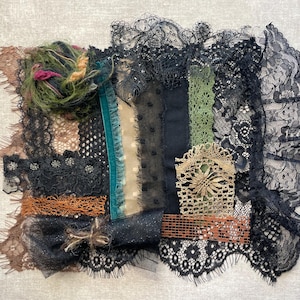 Puede incluir: Un collage textil con tiras superpuestas de encaje negro, tela verde y beige, y una malla marrón texturizada. Un grupo de hilo verde y rosa se sitúa en la parte superior izquierda, mientras que un lazo de tul negro con bordes deshilachados está en la parte inferior.