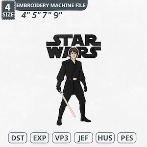 Puede incluir: Archivo de máquina de bordar con un diseño en blanco y negro de Star Wars. Presenta un personaje con un sable de luz y el texto "STAR WARS". Tamaños de archivo: 10,16 cm, 12,7 cm, 17,78 cm y 22,86 cm.