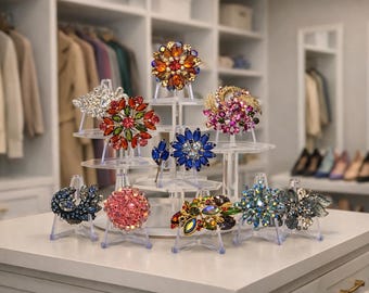 Broche floral vintage con pedrería — Años 60-80. Broche brillante.