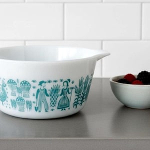 Vintage 1957–1968 Pyrex 442 Amish Butterprint 1.5 Pint Cinderella Bowl • Turquoise on White