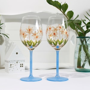Hand Painted Daisy Wine Glasses Set of 2 Light Blue Daisy Glasses Painted Glassware Elegant Wine Glasses Floral Design Wine Lovers Gift