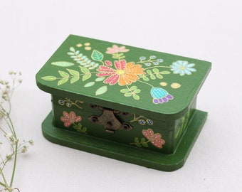 Caja de madera floral de arte popular con flores de colores caja de joyería caja romántica caja de arte popular verde caja de hierbas caja de memoria caja de anillo de boda